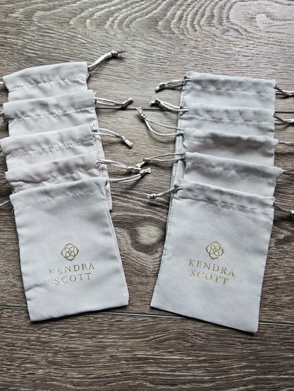 Kendra Scott Light Gray Drawstring Jewelry Pouches with Gold Logo (Set)